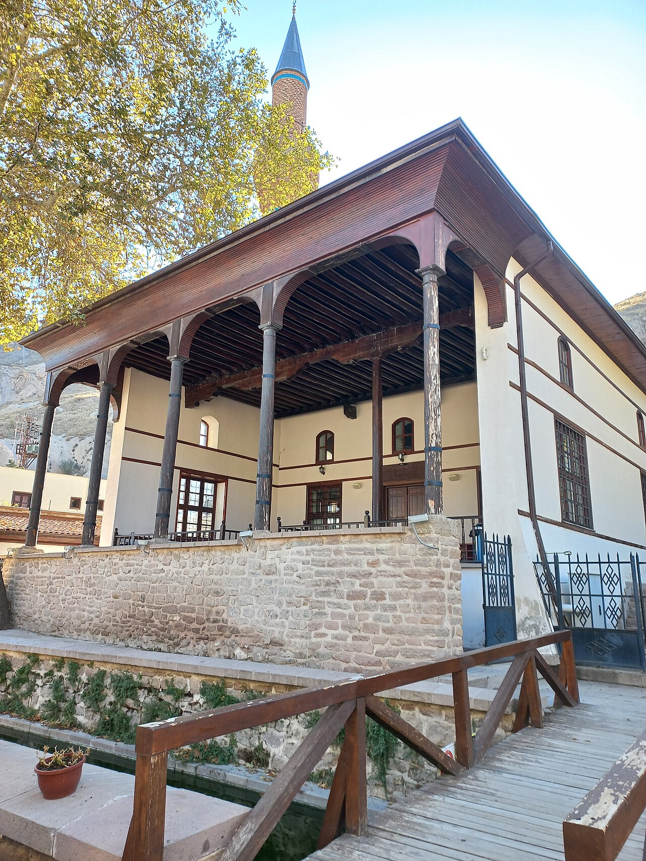 Çay (Çaybaşı) Camii ve ahşap revakı