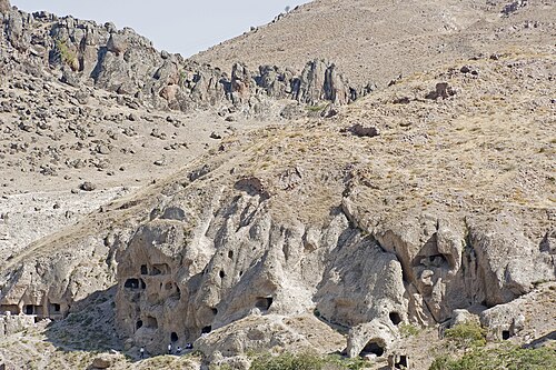 Ak Manastır çevresindeki kaya yerleşimleri