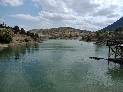 Baraj gölü ve çevresindeki kayalıklar