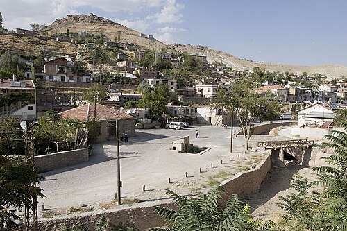 Çarşıdaki dükkânlar ve yaya akışı