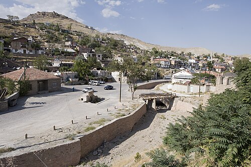 Sille çarşısı: dere kenarındaki dükkânlar ve kavak ağaçları