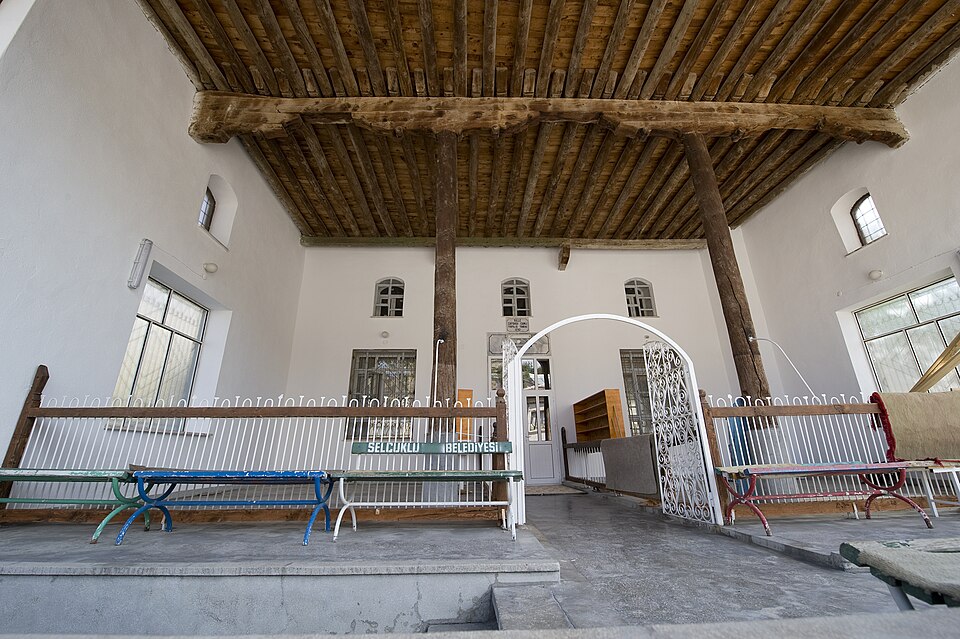 Çaybaşı Camii'nin ahşap ve taş cephesi