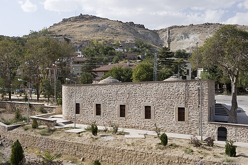Tarihî hamamın taş duvarları ve kubbe detayı