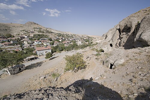 Kayalık yamaç ve oyuklar