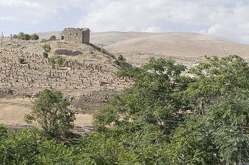 Küçük Kilise çevresindeki tarihî mezarlık