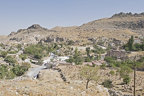 Vadi boyunca uzanan taş evler ve kavaklar