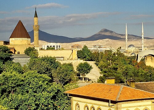 Takkeli Dağ'ın konik silueti ve eteklerindeki ova
