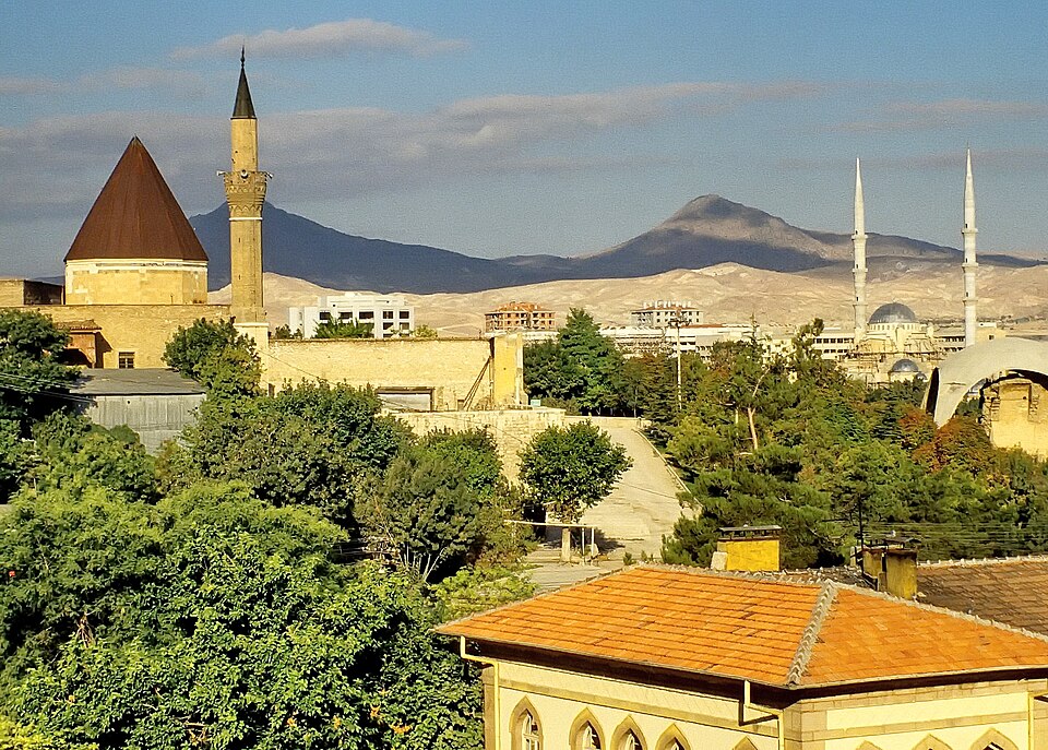 Takkeli Dağ'ın konik silueti