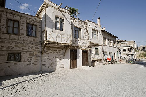 Sille taşından yapılmış evler ve toprak damlar