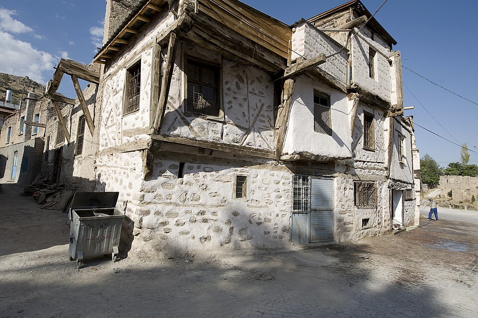 Sille taşından yapılmış iki katlı evler ve dar taş sokak